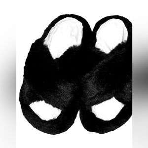 fluffy slippers in black - Loungeable
